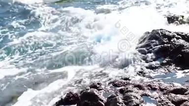美丽的<strong>岩石</strong>海岸和<strong>海浪</strong>