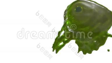 绿色液体的流动，就像果汁在白色的背景上飞溅，滴落在白色上。 3D渲染与阿尔法面具
