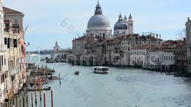 威尼斯的大运河，在<strong>学院</strong>区，圣玛丽亚大教堂的<strong>背景</strong>下敬礼