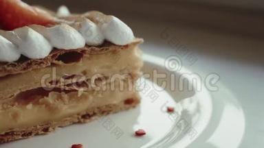 经典的法式甜点millefeuille<strong>放</strong>在木板上。 拿破仑蛋糕<strong>放</strong>在托盘或桌子上，上面有薄<strong>荷</strong>和一杯咖啡和鲜花