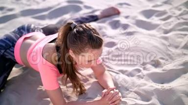 健康，年轻的<strong>美女</strong>伸展身体，在日出时在海滩上练习瑜伽，<strong>锻炼</strong>身体以保持平衡