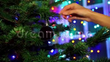 手女人用圣诞<strong>彩灯</strong>装饰圣诞树。