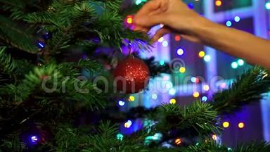 手女人用圣诞<strong>彩灯装饰</strong>圣诞树。