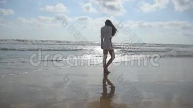 快乐的女人在海边散步和玩耍。 年轻美丽的女孩享受生活和海上乐趣