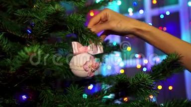 手女人用圣诞<strong>彩灯装饰</strong>圣诞树。