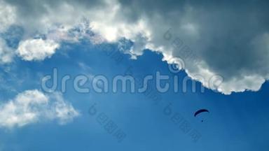 在天空中飞行的串联滑翔伞