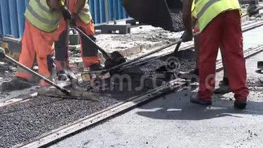工人修建沥青公路和铁路