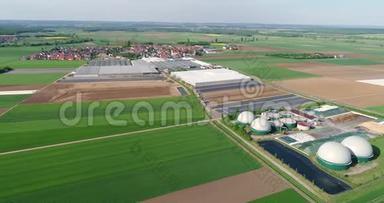从猪场通过沼气厂的摄像头飞行。 生物质可再生能源。 现代农业欧洲联盟。 空中飞行