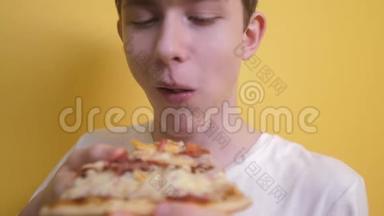 快乐的小男孩吃一片披萨的概念。 小男孩饿了吃一片生活方式的披萨。 慢速视频