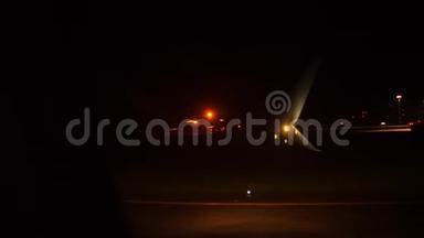 起飞飞机飞行概念。 飞机晚上在机场跑道起飞。 窗外的景色