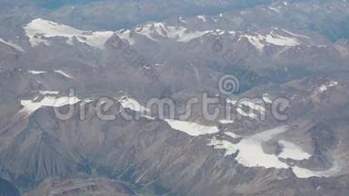 在夏季飞越阿尔卑斯山。 <strong>冰川</strong>的景观。 从飞机窗口可以看到空中<strong>景色</strong>