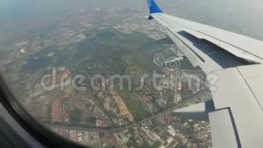 从曼谷城市景观的喷气式飞机窗口观看