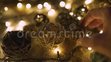 特写圣诞花环和手工球在一个有金色灯光的游戏。 圣诞节的概念。 家居装饰