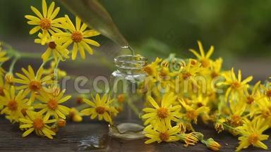 在漂亮的玻璃罐子里桌子上的鲜花的精华