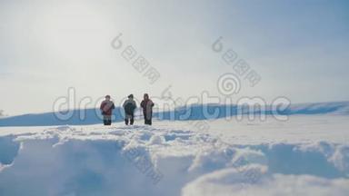 团队合作。 【参考译文】【参考译文】登山者攀登山顶岩石峰小组的阳光剪影雪脚冬天下雪