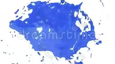 美丽的喷泉喷射液体像蓝色的油漆，喷泉随着<strong>水流</strong>高高<strong>上升</strong>。 3D渲染非常高