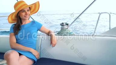 戴着黄色帽子的女人和穿着<strong>蓝色</strong>衣服的女孩在海洋的<strong>夏季</strong>在游艇<strong>上</strong>休息