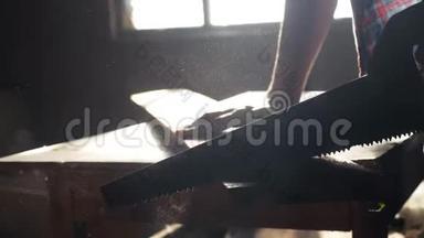 人木匠手工制作和工艺概念慢动作视频.. 木匠在车间里锯一棵树，锯阳光。