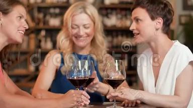 在酒吧或餐馆喝红酒的快乐女人