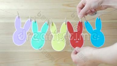 彩色纸兔和纸蛋剪影框架在画布背景下的特写