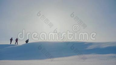 团队合作。 【参考译文】【参考译文】登山者攀登山顶岩石峰小组的阳光剪影雪脚冬天下雪