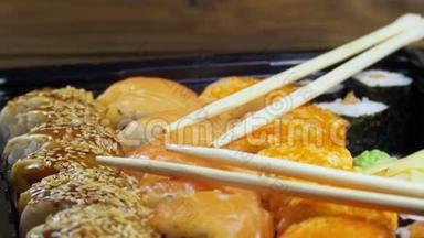 日本寿司卷与筷子旋转