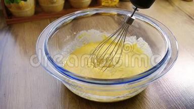 用电动搅拌机将面粉与已经<strong>打好</strong>的鸡蛋和糖混合