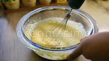 用手搅拌机将面粉与已经打好的鸡蛋和糖混合
