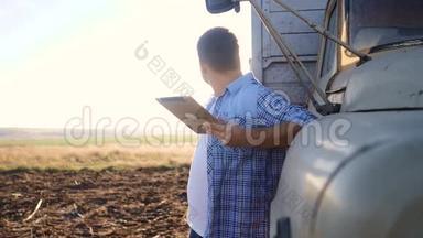 聪明的农业司机。 男子农民司机站在卡车附近的数字生活方式平板电脑。 慢速视频