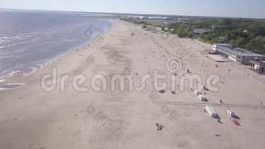 波罗的海海岸海滩Parnu爱沙尼亚航空无人机顶部4KUHD视频