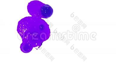 紫色水滴落在白色屏幕上慢动作。 透明液体