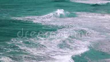 大海浪冲击海岸