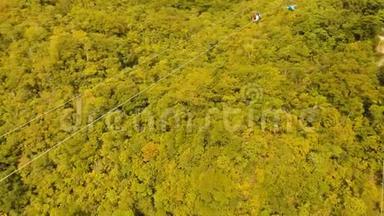 菲律宾博霍尔岛丛林中的高空滑索。