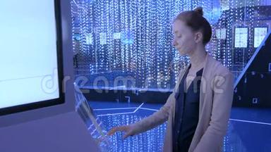 现代科技展览中使用互动触摸屏的妇女
