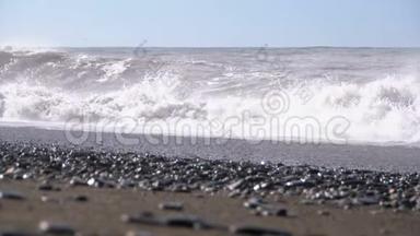 海上风暴。 巨大的波浪在海滩上翻滚和喷射。 慢动作