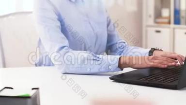 女商人手在办公室里打手提电脑