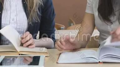 两个女生坐在课桌前上课