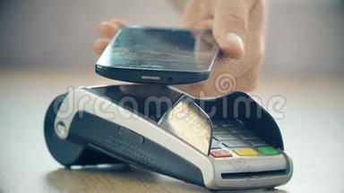使用NFC技术的顾客在POS终端用<strong>手机支付</strong>