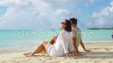 暑假期间在白色海滩上的年轻夫妇。 快乐的恋人们享受异国海岛的蜜月