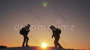 团队合作<strong>商务旅行</strong>剪影生活方式理念.. 两个徒步<strong>旅行</strong>者冬季雪游客登山者爬到山顶