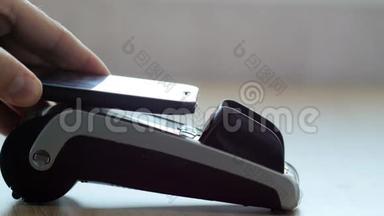 使用NFC技术的顾客在POS终端用<strong>手机支付</strong>