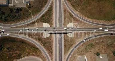 夏季交通路口的空中镜头，交通十字路口日景从上方与圆圈路。