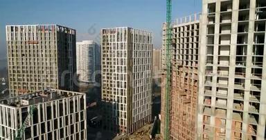 城市景观鸟瞰与在建建筑和工业起重机。 建筑工地。