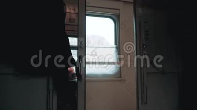 概念火车旅程旅行.. 从火车窗口观看美丽的景色，铁路生活方式旅行，俄罗斯冬季