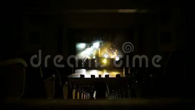 舞台灯光和烟雾。 一个空的音乐会舞台上的彩色灯光与烟雾。