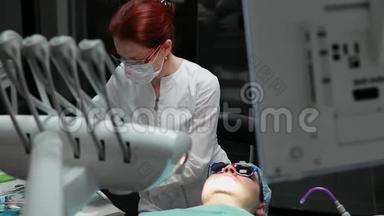 牙医和护士修理病人的牙齿。 用子钻牙，去除蛀牙