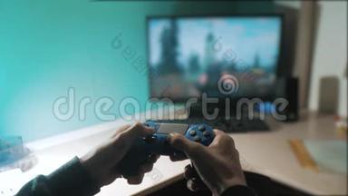 男孩正在玩控制器操纵杆Gamepad控制台电脑。 在电视上玩<strong>电子游戏</strong>机。 手握新手
