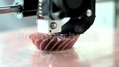 3D打印机工作。 熔敷沉积模型