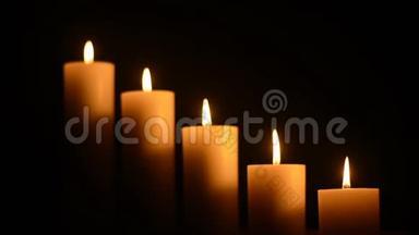 感恩节、情人节、生日快乐、纪念、节日、圣诞节和浪漫的黑暗背景蜡烛