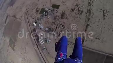 专业跳伞运动员在亚利桑那州上空跳伞。 景观。 <strong>晴天</strong>。 <strong>晴天</strong>